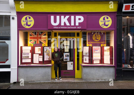 Politik. Ein Teenager bummelt in der Tür der lokalen Niederlassung der UKIP (United Kingdom Independence Party) in Dorchester, Dorset, England, UK. Stockfoto