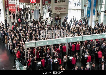 Barcelona, Spanien. 3. März 2015. L ' Hospitalet De Llobregat, Katalonien, Spanien - Besucher betreten den Fira Gran Via Veranstaltungsort für den zweiten Tag der Mobile World Congress 2015 in Barcelona Credit: Matthias Oesterle/ZUMA Wire/ZUMAPRESS.com/Alamy Live News Stockfoto