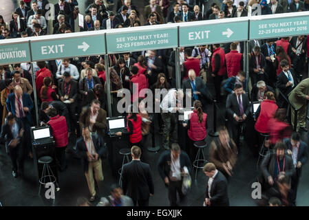 Barcelona, Spanien. 3. März 2015. L ' Hospitalet De Llobregat, Katalonien, Spanien - Besucher betreten den Fira Gran Via Veranstaltungsort für den zweiten Tag der Mobile World Congress 2015 in Barcelona Credit: Matthias Oesterle/ZUMA Wire/ZUMAPRESS.com/Alamy Live News Stockfoto