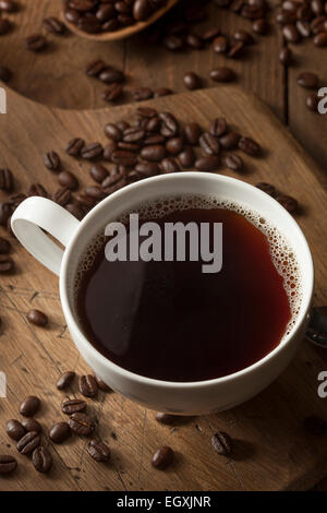 Dunkle Bio schwarzer Kaffee in einer Tasse Stockfoto