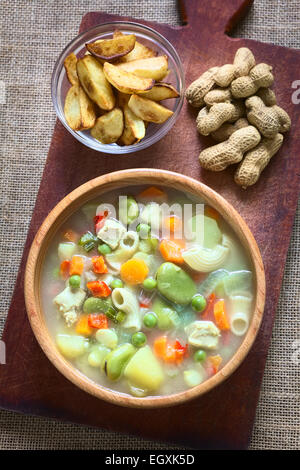 Overhead Schuss des bolivianischen traditionelle Sopa de Mani (Erdnusssuppe) gemacht, Fleisch, Nudeln, Gemüse, Erdnussbutter Stockfoto