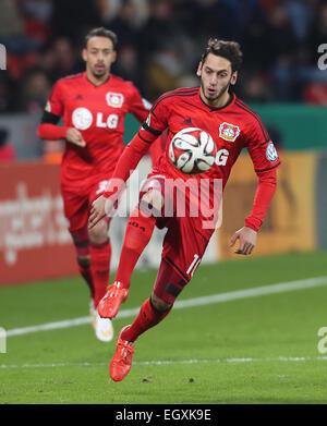 Leverkusen, Deutschland. 3. März 2015. German Soccer Cup, Achter Finale, Bayer 04 Leverkusen Vs 1. FC Kaiserslautern: Hakan Calhanoglu (Leverkusen) steuert den Ball. Stockfoto