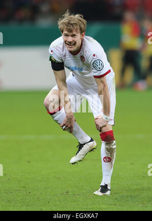 Leverkusen, Deutschland. 3. März 2015. German Soccer Cup, Achter Finale, Bayer 04 Leverkusen Vs 1. FC Kaiserslautern: Michael Schulze (Kaiserslautern) hat sein Bein. Stockfoto