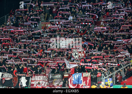 Leverkusen, Deutschland. 3. März 2015. German Soccer Cup, Achter Finale, Bayer 04 Leverkusen Vs 1. FC Kaiserslautern: Fans von Kaiserslautern feiern ihren Fanblock. Stockfoto