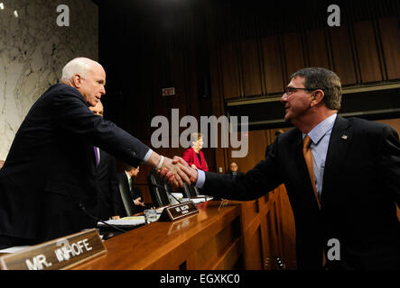 Washington, DC, USA. 3. März 2015. U.S. Defense Secretary Ashton Carter (R) schüttelt Hände mit Senat Armed Services Committee Chairman John McCain vor einer Anhörung Senate Armed Services Committee auf Verteidigung Autorisierungsanfrage für das Jahr 2016 und die kommenden Jahre Verteidigung Programm auf dem Capitol Hill in Washington, D.C., Hauptstadt der Vereinigten Staaten, 3. März 2015. Bildnachweis: Bao Dandan/Xinhua/Alamy Live-Nachrichten Stockfoto