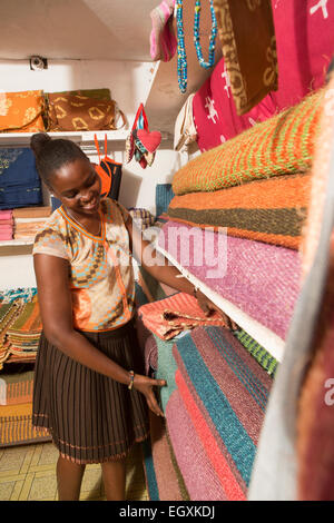 Sisal Teppiche und Kunsthandwerk auf dem Display in einem Handwerk Workshop und Retail Store in Daressalam, Tanazania, Ost-Afrika. Stockfoto