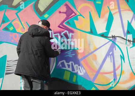 Mann ausgeführten Graffiti-Kunstwerk in Digbeth, Birmingham, UK Stockfoto