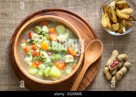 Overhead Schuss des bolivianischen traditionelle Sopa de Mani (Erdnusssuppe) gemacht, Fleisch, Nudeln, Gemüse, Erdnussbutter Stockfoto