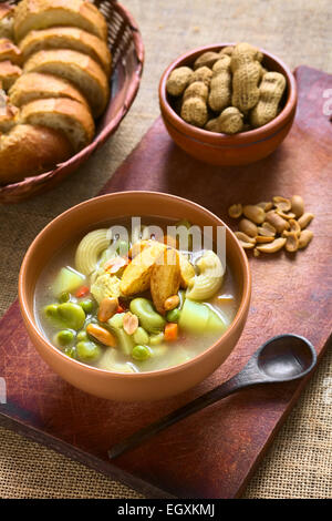 Schale der traditionellen bolivianischen Sopa de Mani (Erdnusssuppe) gemacht, Fleisch, Nudeln, Gemüse und Erdnussbutter Stockfoto