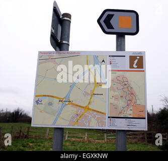 Karte Zeichen für Fußgänger- und Radwege in North Bristol, England, Februar 2015 Stockfoto