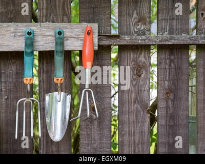 Gartengeräte, hängen an einem Holzgestell. Stockfoto