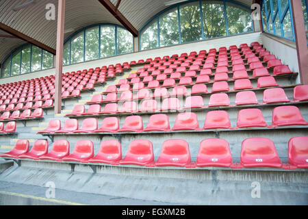 Rote Plätze am Fußball Sport Stadion Closeup. Stockfoto