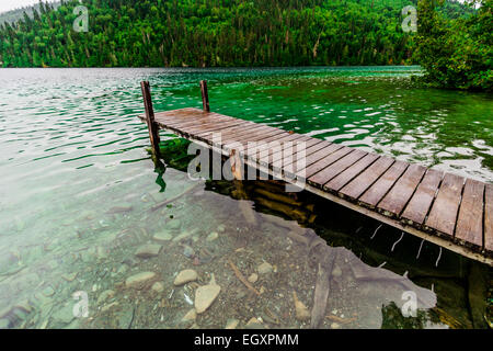Lange Dock und herrlichen Blick auf einen schönen See Stockfoto