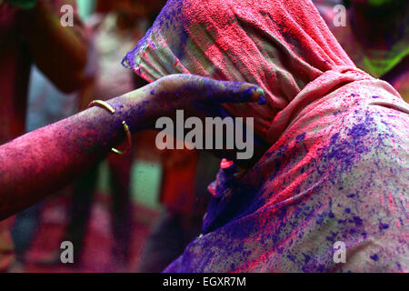Ashram, Vrindavan, Indien. 3. März 2015. Indische Witwe spielt Holi zusammen am Dienstag im Jahrhundert alten 'Pagal Baba Ashram"in Vrindavan. Es ist wahrscheinlich das erste Mal Witwen von Varanasi ihre Schwestern in Vrindavan wechselte zu feiern das Fest der Farben, eine uralte Hindu-Tradition, eine Version von NGO Sulabh International sagte ausgestellt zu brechen. © Shashi Sharma/Pacific Press/Alamy Live News Bildnachweis: pazifische Presse/Alamy Live-Nachrichten Stockfoto