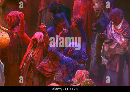 Ashram, Vrindavan, Indien. 3. März 2015. Indische Witwe spielt Holi zusammen am Dienstag im Jahrhundert alten 'Pagal Baba Ashram"in Vrindavan. Es ist wahrscheinlich das erste Mal Witwen von Varanasi ihre Schwestern in Vrindavan wechselte zu feiern das Fest der Farben, eine uralte Hindu-Tradition, eine Version von NGO Sulabh International sagte ausgestellt zu brechen. © Shashi Sharma/Pacific Press/Alamy Live News Bildnachweis: pazifische Presse/Alamy Live-Nachrichten Stockfoto