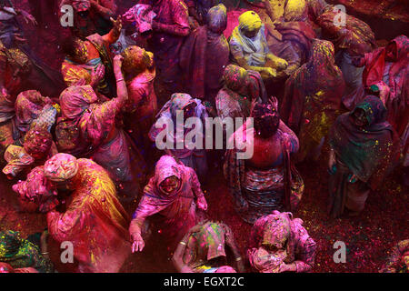 Ashram, Vrindavan, Indien. 3. März 2015. Indische Witwe spielt Holi zusammen am Dienstag im Jahrhundert alten 'Pagal Baba Ashram"in Vrindavan. Es ist wahrscheinlich das erste Mal Witwen von Varanasi ihre Schwestern in Vrindavan wechselte zu feiern das Fest der Farben, eine uralte Hindu-Tradition, eine Version von NGO Sulabh International sagte ausgestellt zu brechen. © Shashi Sharma/Pacific Press/Alamy Live News Bildnachweis: pazifische Presse/Alamy Live-Nachrichten Stockfoto
