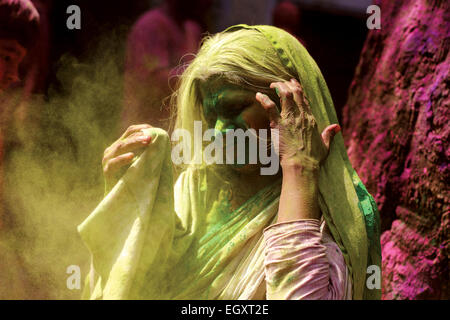 Ashram, Vrindavan, Indien. 3. März 2015. Indische Witwe spielt Holi zusammen am Dienstag im Jahrhundert alten 'Pagal Baba Ashram"in Vrindavan. Es ist wahrscheinlich das erste Mal Witwen von Varanasi ihre Schwestern in Vrindavan wechselte zu feiern das Fest der Farben, eine uralte Hindu-Tradition, eine Version von NGO Sulabh International sagte ausgestellt zu brechen. © Shashi Sharma/Pacific Press/Alamy Live News Bildnachweis: pazifische Presse/Alamy Live-Nachrichten Stockfoto