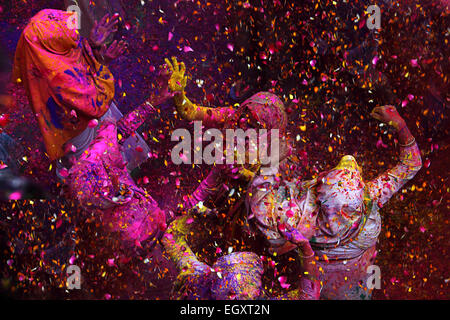 Ashram, Vrindavan, Indien. 3. März 2015. Indische Witwe spielt Holi zusammen am Dienstag im Jahrhundert alten 'Pagal Baba Ashram"in Vrindavan. Es ist wahrscheinlich das erste Mal Witwen von Varanasi ihre Schwestern in Vrindavan wechselte zu feiern das Fest der Farben, eine uralte Hindu-Tradition, eine Version von NGO Sulabh International sagte ausgestellt zu brechen. © Shashi Sharma/Pacific Press/Alamy Live News Bildnachweis: pazifische Presse/Alamy Live-Nachrichten Stockfoto