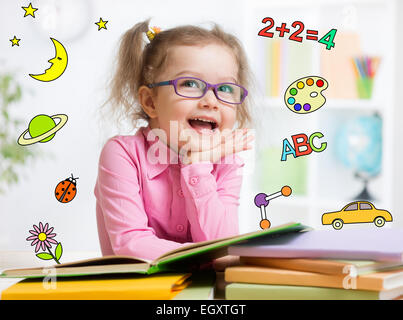 Lustige smart Kid in Gläsern Buch im kindergarten Stockfoto