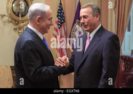 US-Sprecher des Hauses John Boehner begrüßt der israelische Ministerpräsident Benjamin Netanyahu vor seiner dritten Adressen in einer gemeinsamen Sitzung des Kongresses 3. März 2015 in Washington, DC. Netanjahu wurde durch die republikanische Mehrheit gegen übliche Protokoll eingeladen und wetterte gegen eine mögliche iranische Kernabkommen derzeit verhandelten von US-Außenminister John Kerry. Stockfoto
