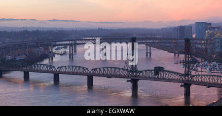 Sonnenaufgang über Brücken von Portland Oregon Innenstadt Stadtbild entlang Willamette River Aerial View Panorama Stockfoto