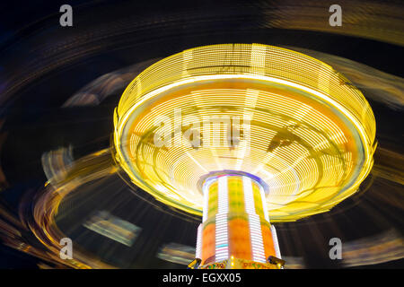 Langzeitbelichtung der Stuhl Swing Ride im Hamburger DOM Kirmes bei Nacht Stockfoto