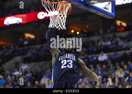 Omaha, Nebraska, USA. 3. März 2015. Villanova Wildcats vorwärts DANIEL OCHEFU (23) tunkt den Ball. Villanova besiegte Creighton (76-72) in einem Spiel im CenturyLink Center in Omaha, Nebraska. Bildnachweis: Mark Kuhlmann/ZUMA Wire/ZUMAPRESS.com/Alamy Live-Nachrichten Stockfoto