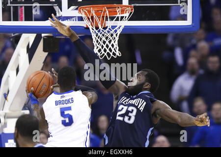 Omaha, Nebraska, USA. 4. März 2015. Villanova Wildcats vorwärts DANIEL OCHEFU (23) verteidigt Creighton Bluejays Guard DEVIN BROOKS (5). Villanova besiegte Creighton (76-72) in einem Spiel im CenturyLink Center in Omaha, Nebraska. Bildnachweis: Mark Kuhlmann/ZUMA Wire/ZUMAPRESS.com/Alamy Live-Nachrichten Stockfoto