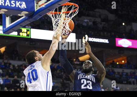 Omaha, Nebraska, USA. 3. März 2015. Creighton Bluejays weiterleiten ZACH HANSON (40) Blöcke Villanova Wildcats vorwärts, DANIEL OCHEFU (23) erschossen. Villanova besiegte Creighton (76-72) in einem Spiel im CenturyLink Center in Omaha, Nebraska. Bildnachweis: Mark Kuhlmann/ZUMA Wire/ZUMAPRESS.com/Alamy Live-Nachrichten Stockfoto