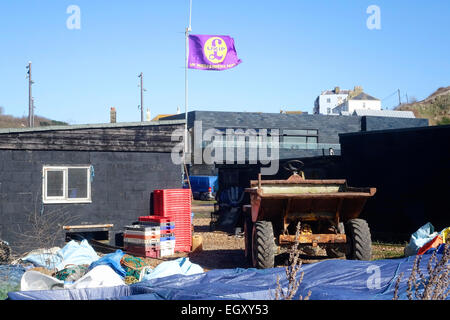 UKIP Flagge über Fischerhütten am Strand von Hastings Stade durch die Jerwood Gallery East Sussex England GB UK Stockfoto