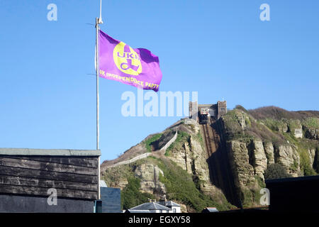 UKIP-Beflaggung über Fischerhütten Hastings Stade East Sussex England Stockfoto