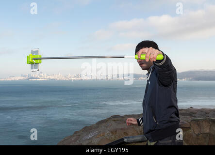 Asiatischer Mann, selfie Stick, wobei selfie selfie, Foto, Vista Point, nördlich der Golden Gate Bridge, Stadt Sausalito, Sausalito, Kalifornien Stockfoto