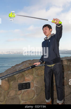 Asiatischer Mann, selfie Stick, wobei selfie selfie, Foto, Vista Point, nördlich der Golden Gate Bridge, Stadt Sausalito, Sausalito, Kalifornien Stockfoto