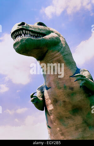 Tyrannosaurus Rex-Skulptur in Cabazon, Kalifornien, USA Stockfoto