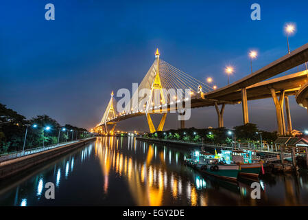 Die Brücke über den Fluss in der Dämmerung Stockfoto