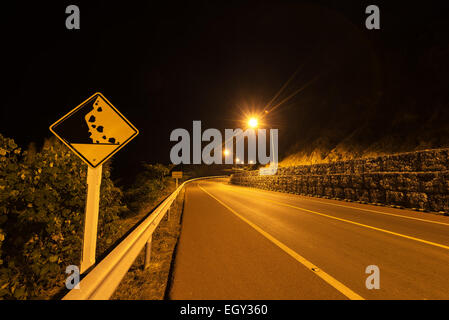 in der Nacht fallende Felsen Schutz der kurvenreiche Straße Stockfoto