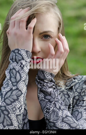 Schöne junge Frau Hände Gesicht berühren Stockfoto