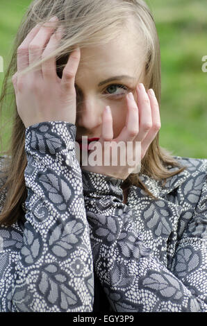 Angst versteckt Gesicht der jungen Frau mit Händen wegschauen Stockfoto