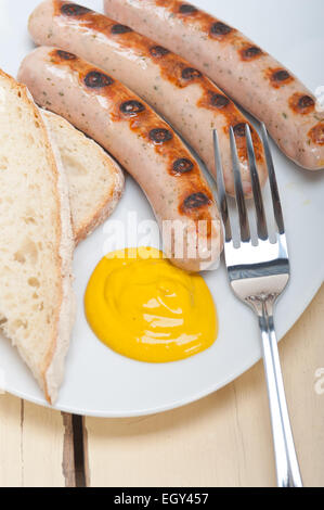 traditionelle frische deutsche Würstel Wurst gegrillt mit Gelbsenf Stockfoto