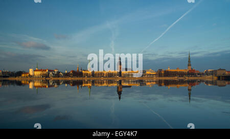 Riga, Lettland. Blick zur Altstadt von Riga.  Ab dambis Antenne Architektur Kunst Jugendstil baltischen Gebäude gebaut Hauptstadt Zentrum ch Stockfoto