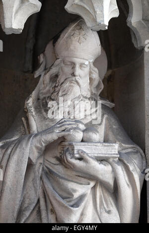 Sankt Nikolaus auf dem Portal der Pfarrkirche des Heiligenblut in Graz, Steiermark, Österreich am 10. Januar 2015. Stockfoto