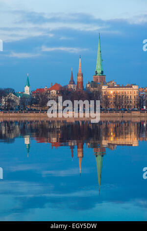 Riga, Lettland. Blick zur Altstadt von Riga.  Ab dambis Antenne Architektur Kunst Jugendstil baltischen Gebäude gebaut Hauptstadt Zentrum ch Stockfoto