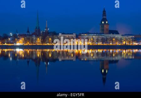 Riga, Lettland. Blick zur Altstadt von Riga. Nachtansicht. Stockfoto