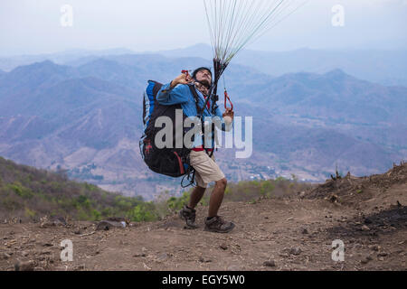 Paragliding in Indonesien, West Sumabawa. Stockfoto