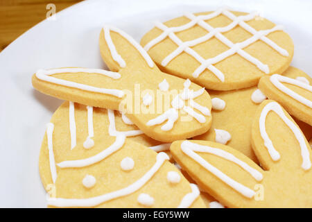 In der Nähe auf der mattierten Osterkekse auf einem Teller - Kaninchen und Ei-Formen Stockfoto