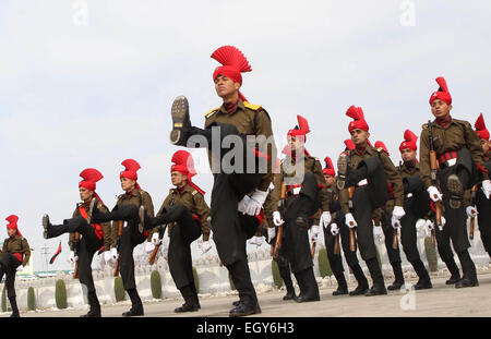 (150304)--SRINAGAR, 4. März 2015 (Xinhua)--Rekruten der indischen Armee Jammu und Kaschmir Light Infantry Regiment (JKLIR) März während einer Weitergabe-Out-Parade bei einem Armeestützpunkt in Srinagar, Sommer in der Hauptstadt von Indien kontrollierten Kaschmir, 4. März 2015. Insgesamt 179 Rekruten wurden formell in die indische Armee aufgenommen werden, nach Abschluss der neun Monate hartes Training in körperlicher Fitness, Waffenhandhabung und Kommandooperationen, sagten Beamte. (Xinhua/Javed Dar) Stockfoto