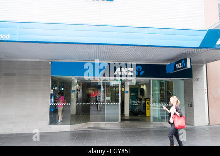 Dame, die an ANZ Australia und New Zealand Bank Filiale in Chatswood Sydney, NSW, Australien vorbeiläuft Stockfoto