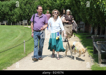 Menschen mit Sehbehinderungen auf Gelände des Yorkshire Sculpture Park. Stockfoto