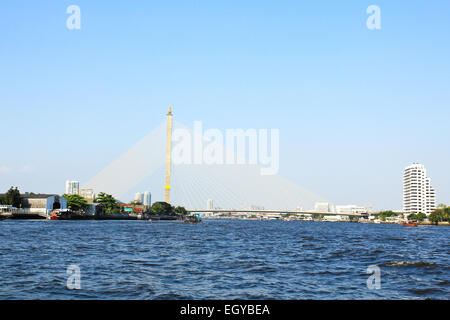 Rama VIII Brücke über den Chao Praya Fluss in Bangkok, Thailand. Stockfoto