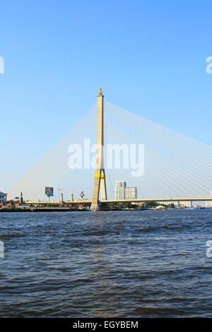 Rama VIII Brücke über den Chao Praya Fluss in Bangkok, Thailand. Stockfoto